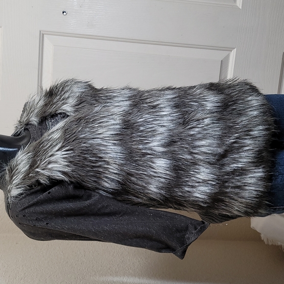 I.N Studio Faux Fur Vest - Picture 3 of 5